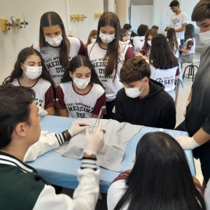 Alunos do Ensino Médio e Pré-Vestibular Participam de Workshop de Medicina da USP
